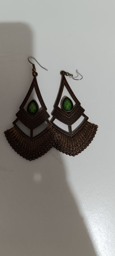 Brincos em dourado escuro e pedra verde