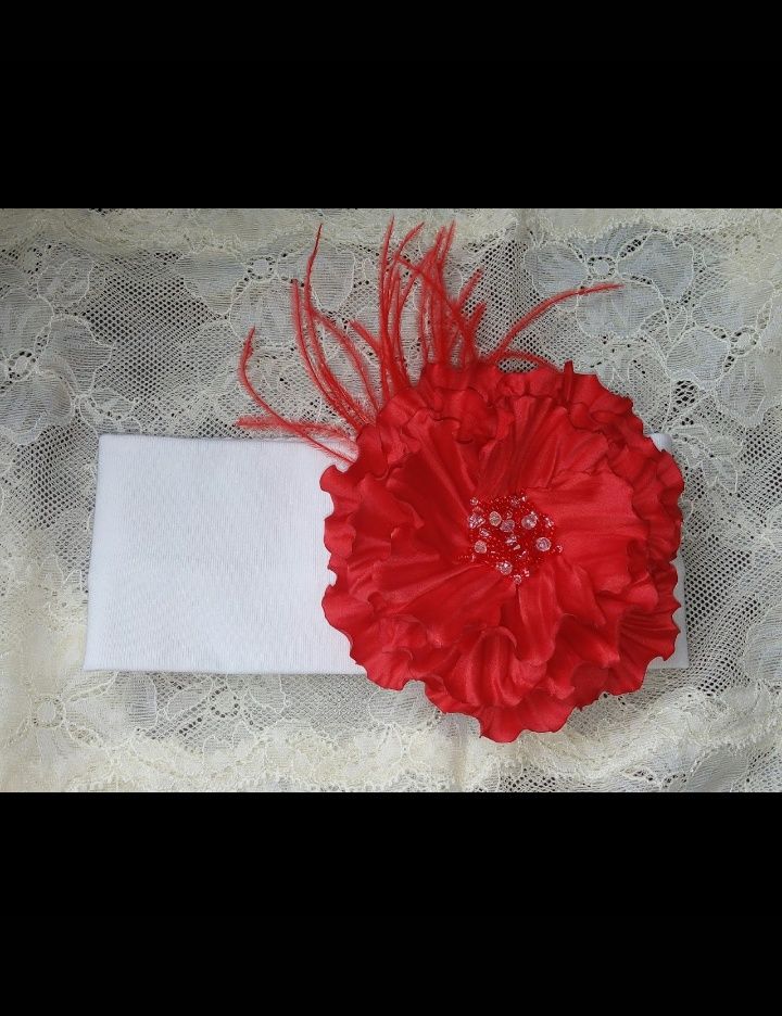 Белая повязка на голову с красным цветком
