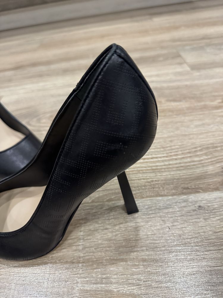 Туфлі Guess 40 р