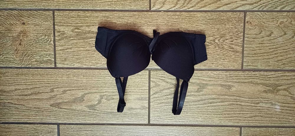 Czarny biustonosz Han w r. 36/80A