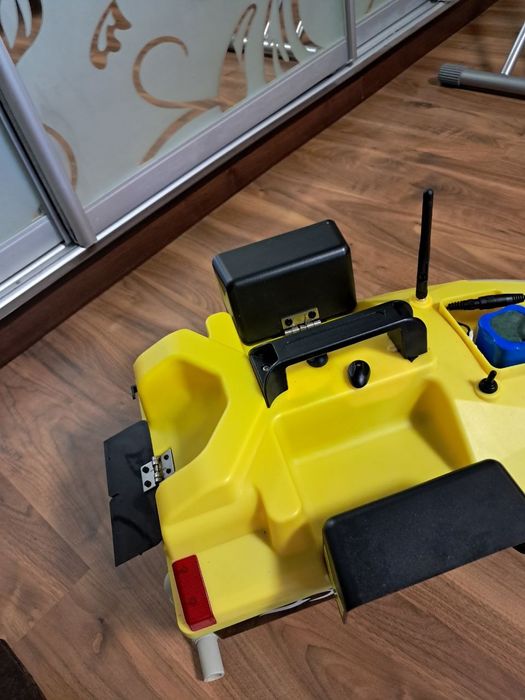 Прикормочний кораблик Flyteck V020