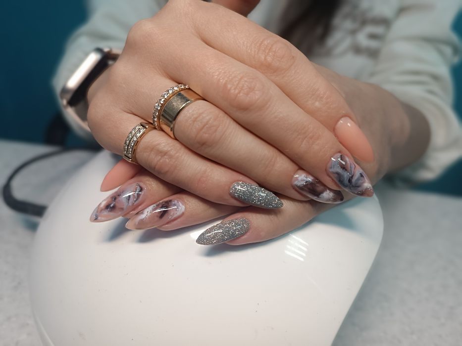 Манікюр, нарощування нігтів, макіяж