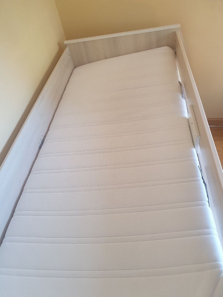 Cama com secretária