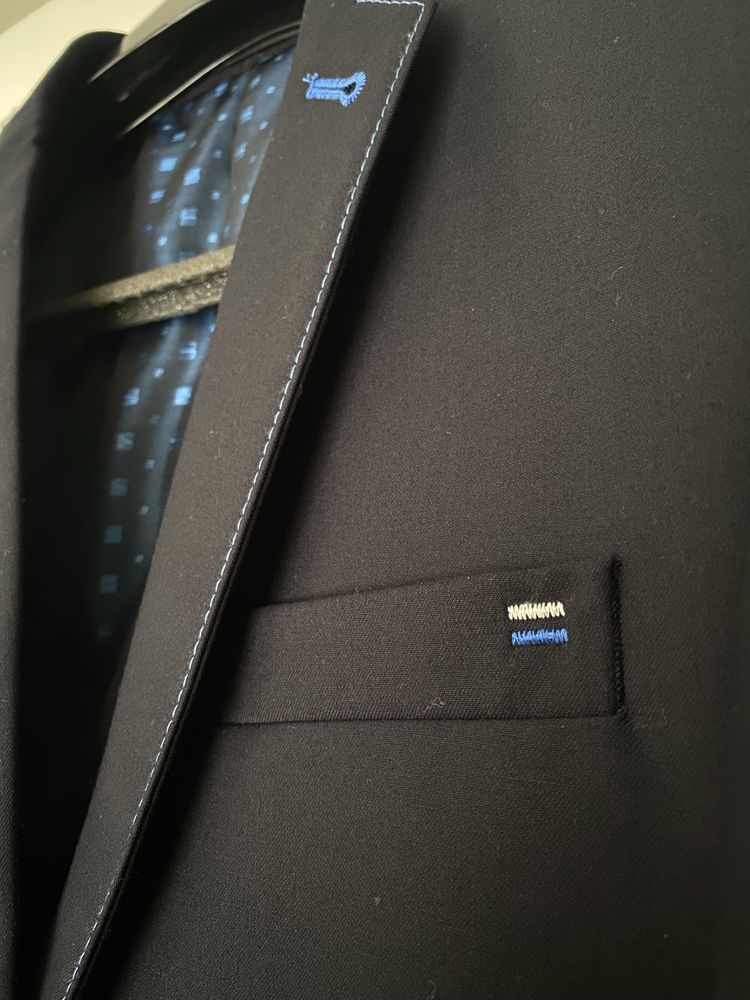 Nowy garnitur młodzieżowy