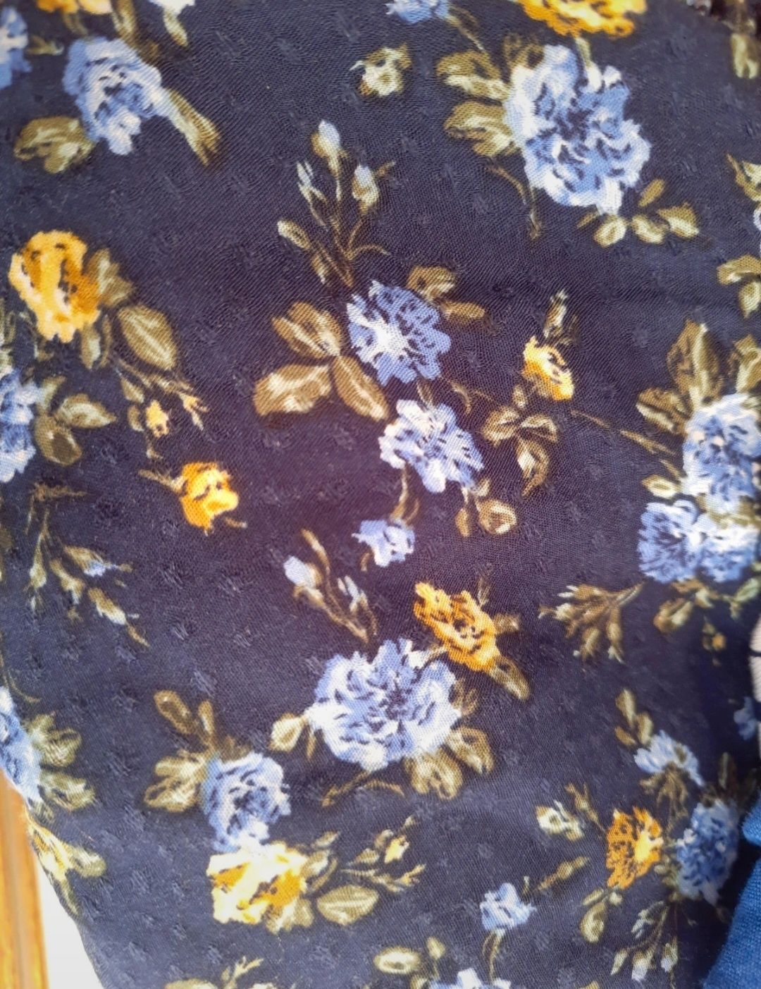 Vestido de verão com flores azuis e amarelas