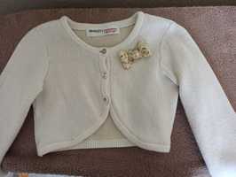Śmietankowy sweterek bolerko z 5.10.15, rozmiar 92 ze złotą kokardką