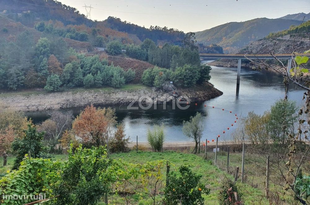 Terreno rústico c/1050m2 junto à barragem de Salamonde