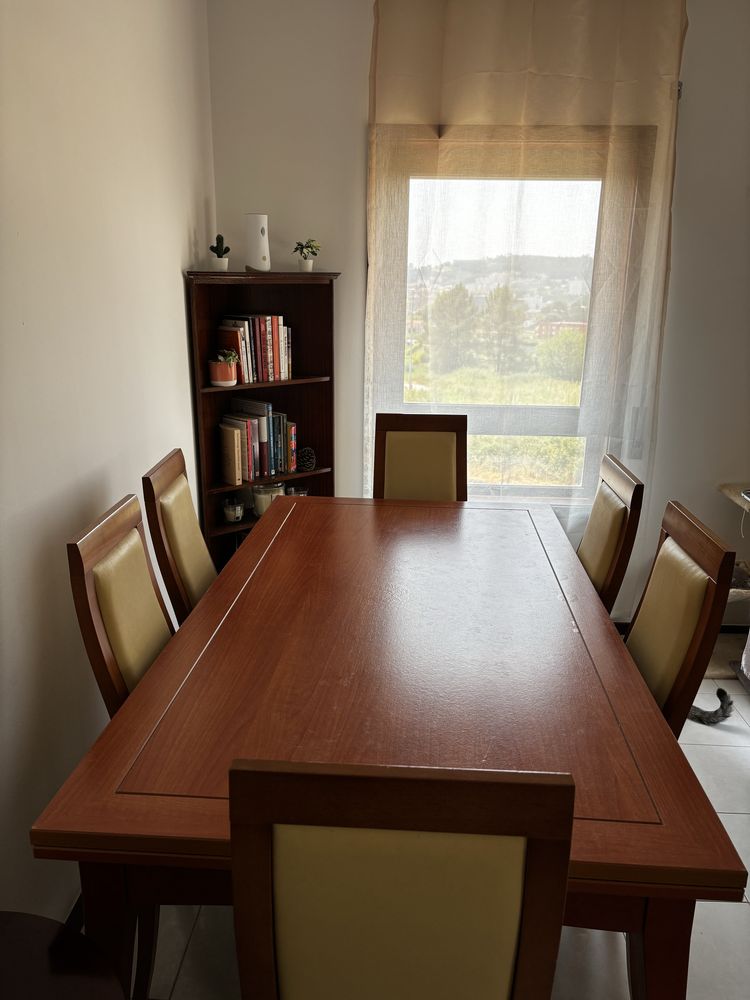 Mesa com 6 cadeiras