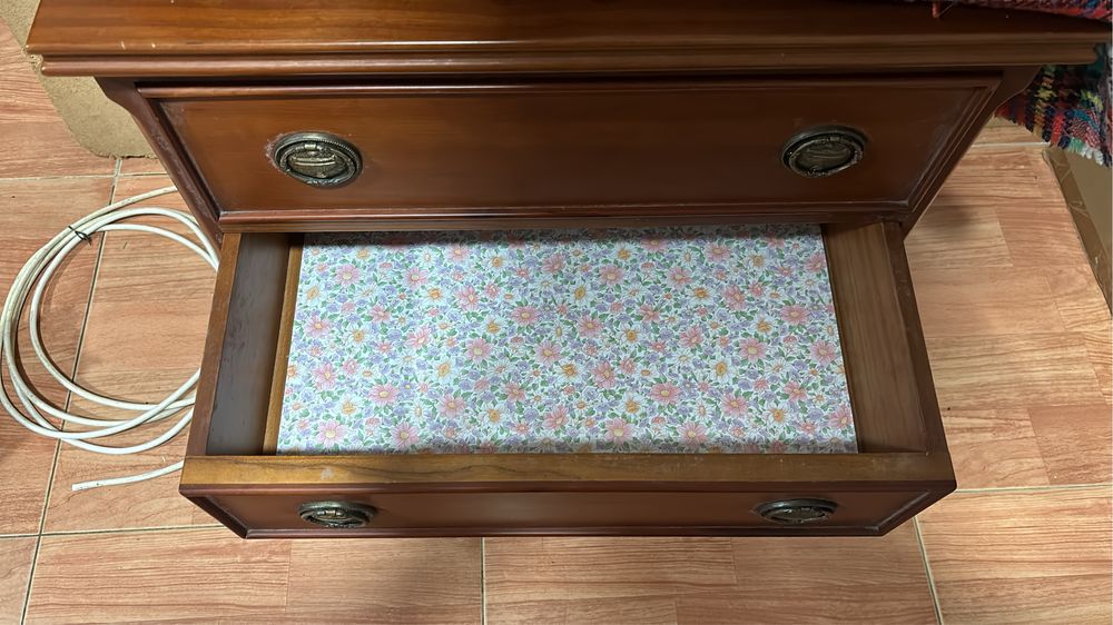 Mesinha de cabeceira de madeira