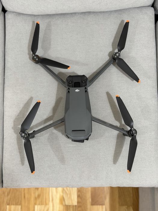 Drone DJI MAVIC 3 CINE c/ 2 baterias extra e hub de carregamento