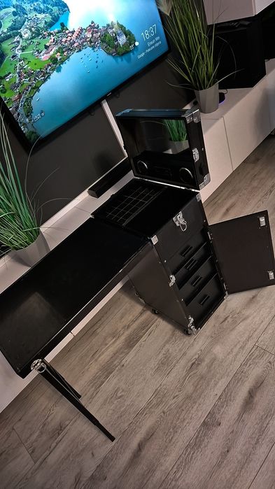 Profesjonalny stolik mobilny do manicure w formie wygodnego kuferka