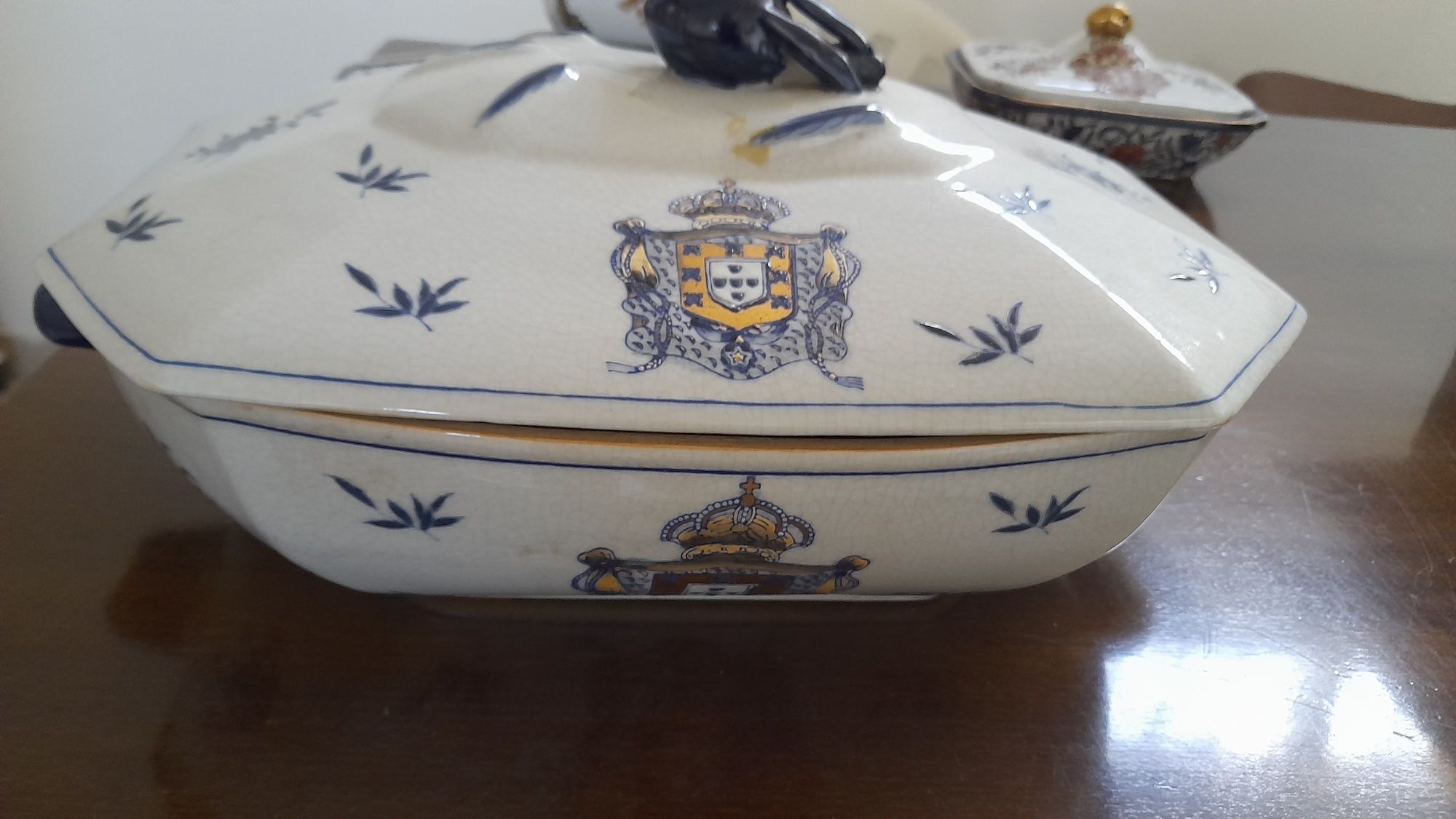 Terrina de porcelana com brasão de Portugal