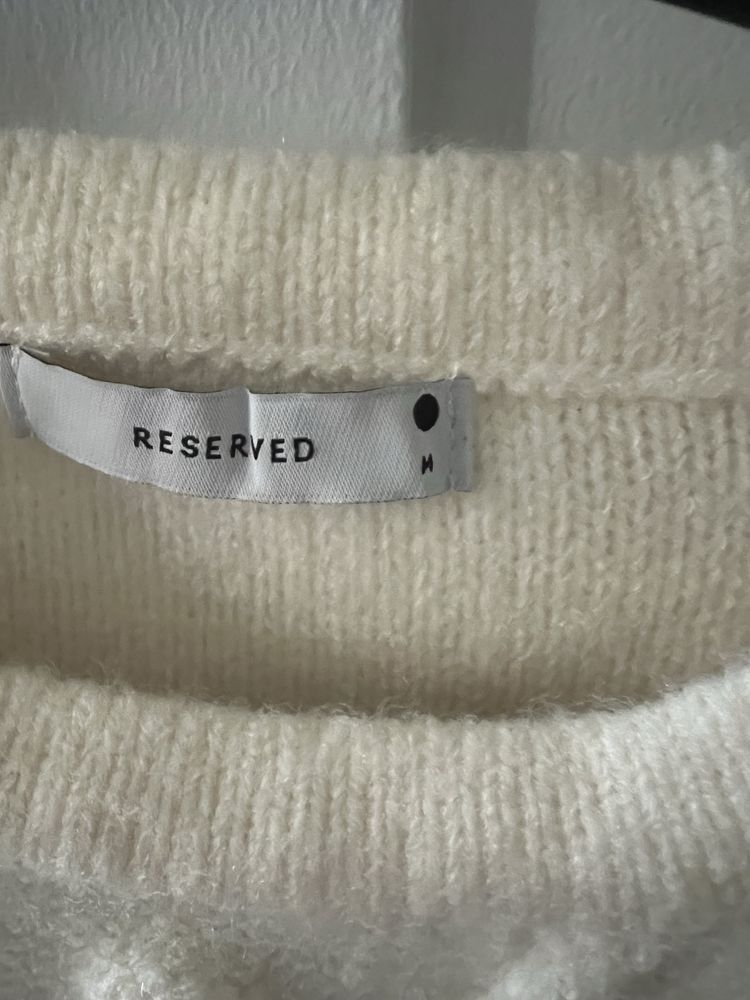Reserved sweter z dzianiny.