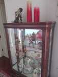 Vitrine em vidro com rebordo em madeira