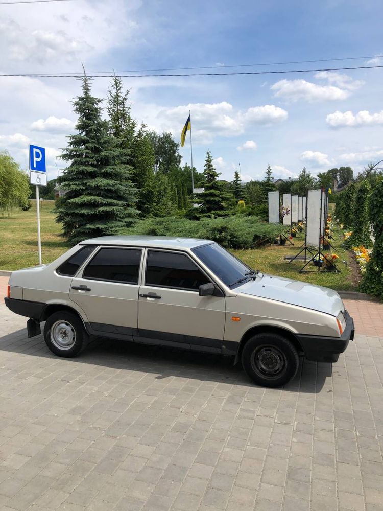 в продажі  авто 21099