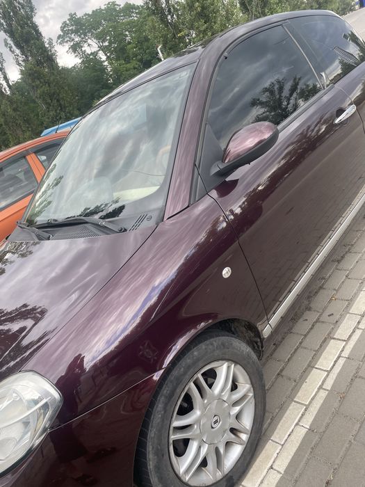 Lancia ypcilon женская машина