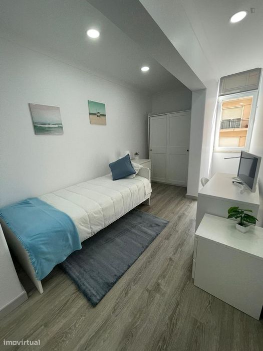 425137 - Quarto com cama de solteiro em...