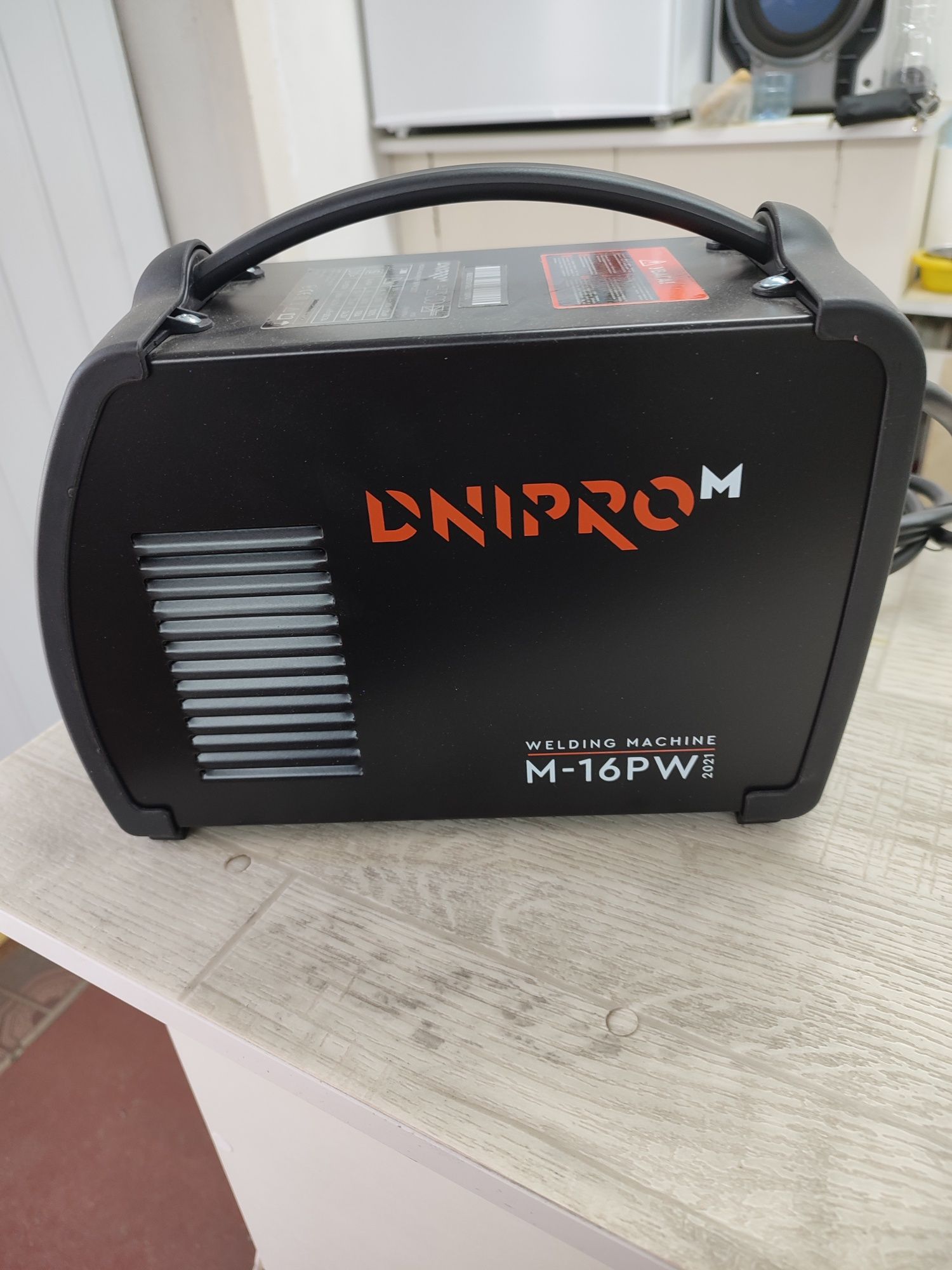 Продам новый в упаковке профессиональный сварочный аппарат Dnipro-M M-