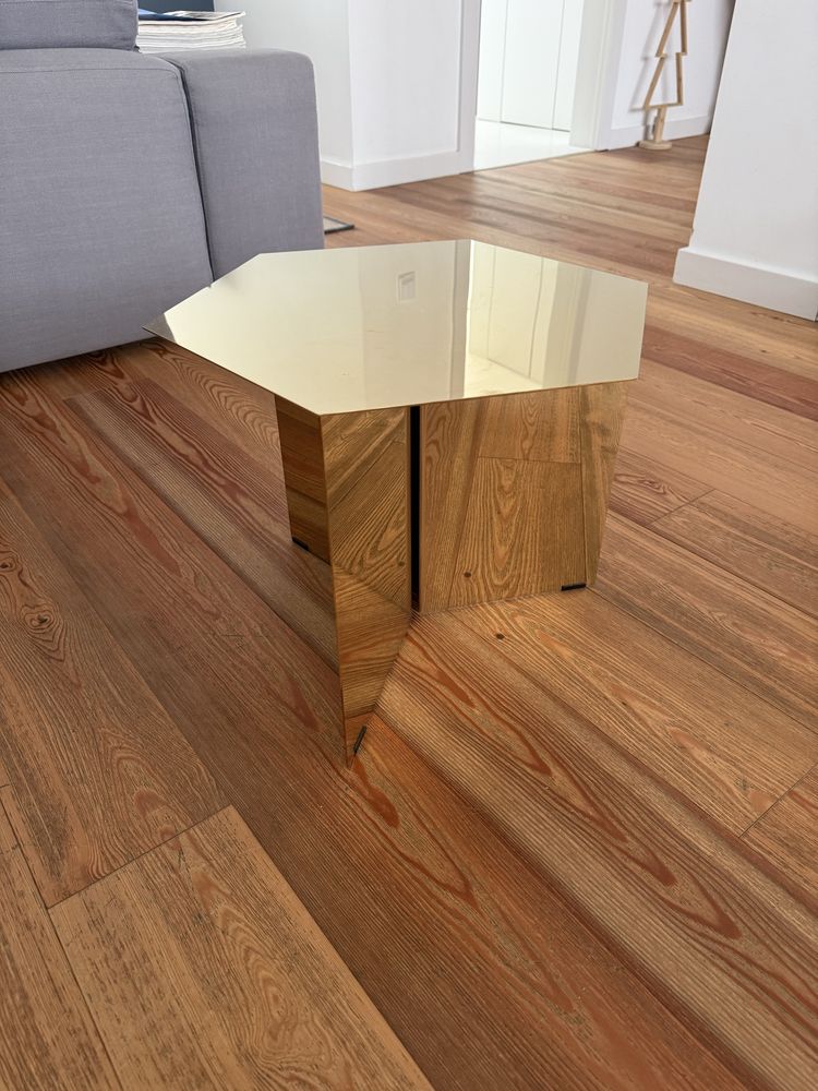 Mesa hexagonal dourada