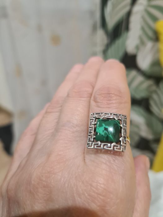 Srebrny pierścionek z  zielonym oczkiem