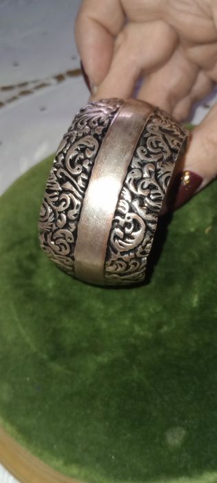 Piękna srebrna bransoleta mankietowa z wytłaczanym wzorem