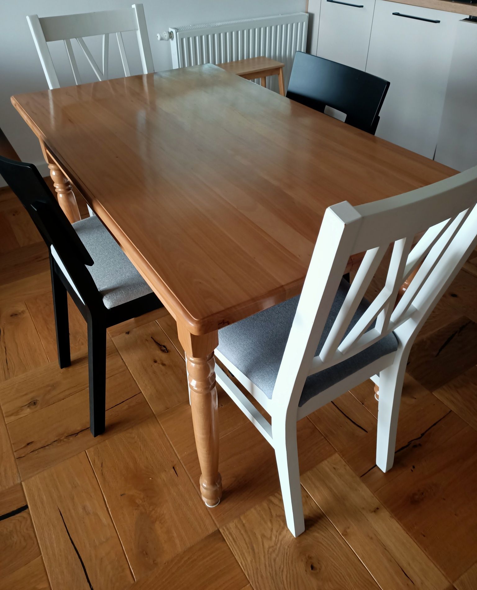 Stół z drewna z gruszy
