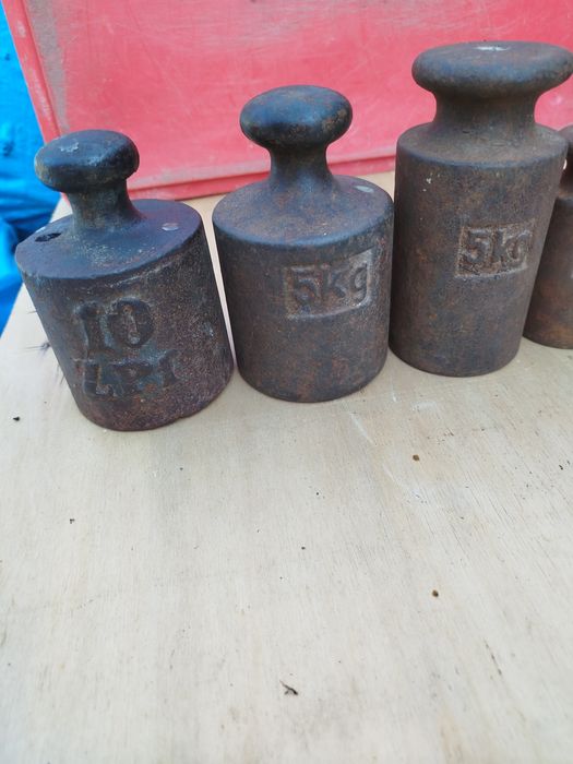 Stare odważniki metalowe do wagi szalkowej