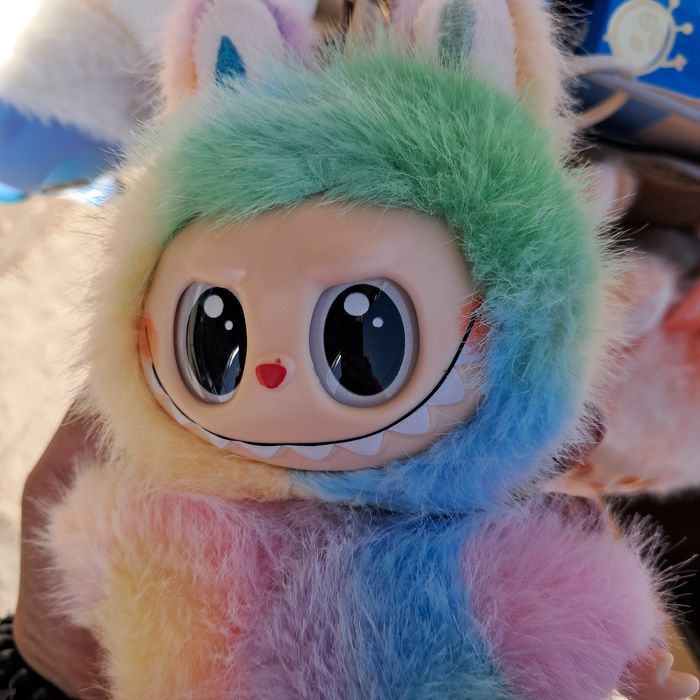 Labubu lafufu seria Big into energy kolor tęczowy