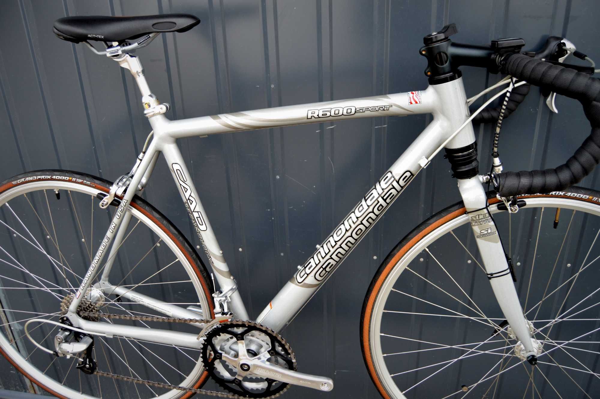 Retro idealny z amortyzacją CANNONDALE CAAD R600 Sport HeadShock 55