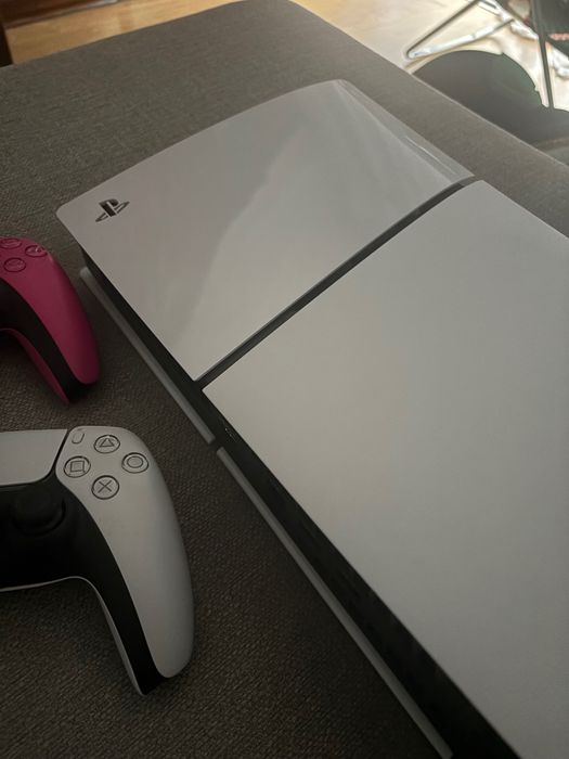 PlayStation com 2 comandos rosa e branco