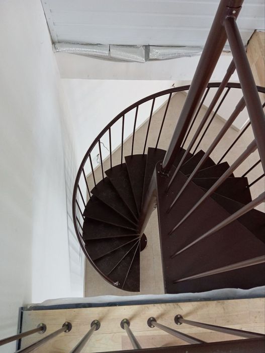 Гвинтові сходи лофт металевий каркас перила сходинки лестница драбина