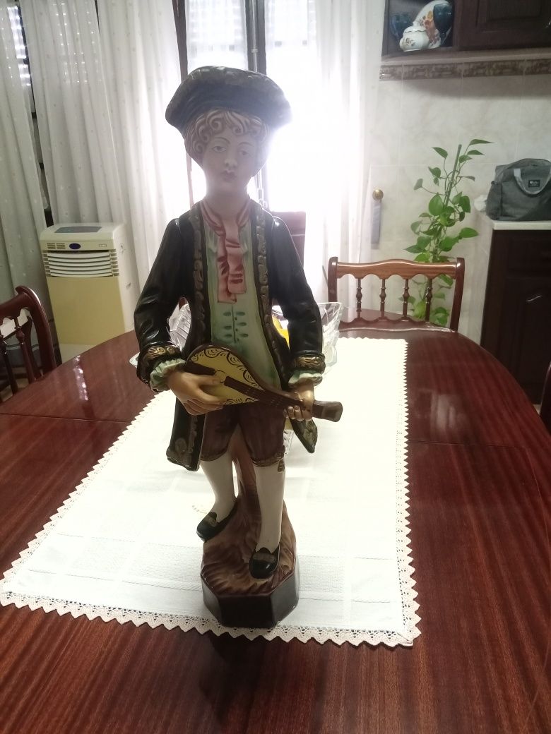Boneco em barro pintado á mão