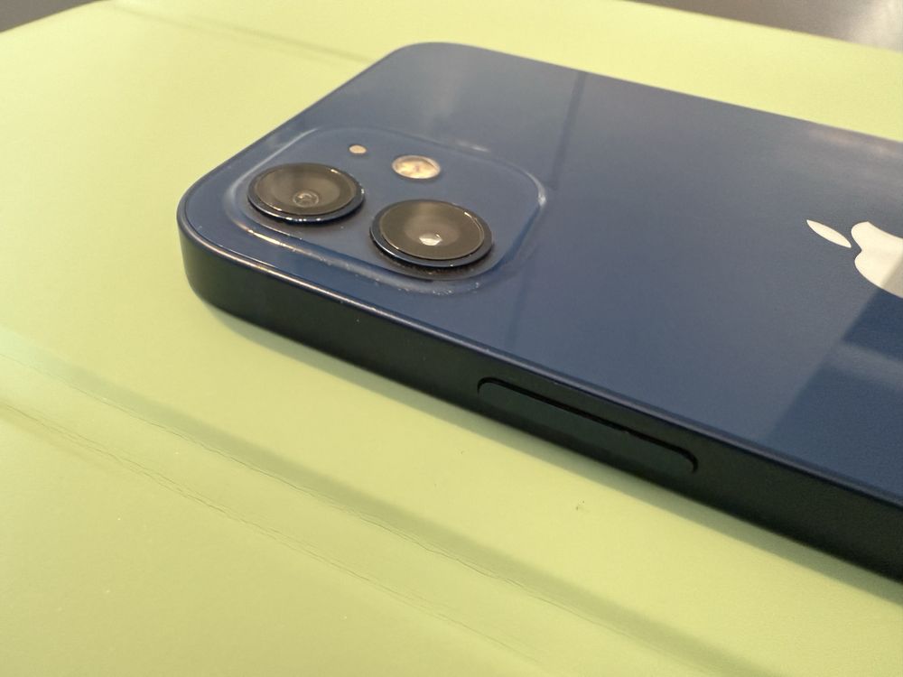 iPhone 12 w kolorze granatowym