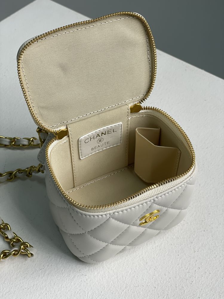 Сумка Chanel Classic Lambskin Pearl Crush Mini Vanity Case