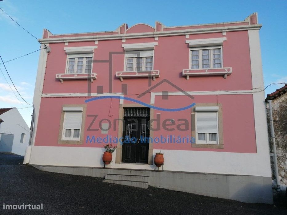 Moradia com dois pisos, nove divisões, anexos, garagem e logradouro...