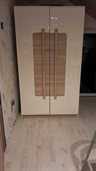 Szafa z wieszakiem otwierana drzwiczkami biała + dąb sonoma