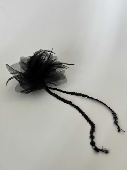 Elegante pregadeira preta com tule lantejoulas e penas para cerimónias