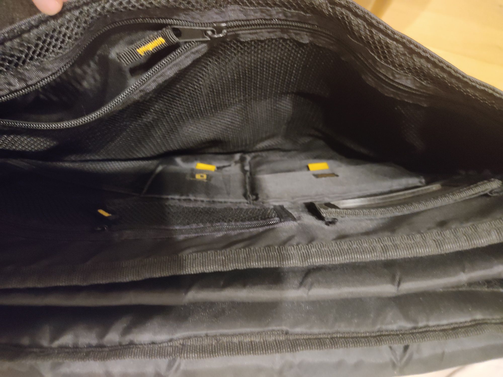 Laptop bag (Targus) - Spacious and durable