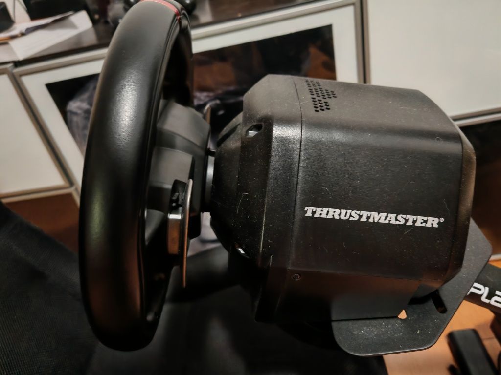 Cadeira Playseat Evolution preta com volante Thrustmaster T248