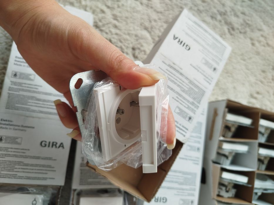 Розетка 55 білий Gira