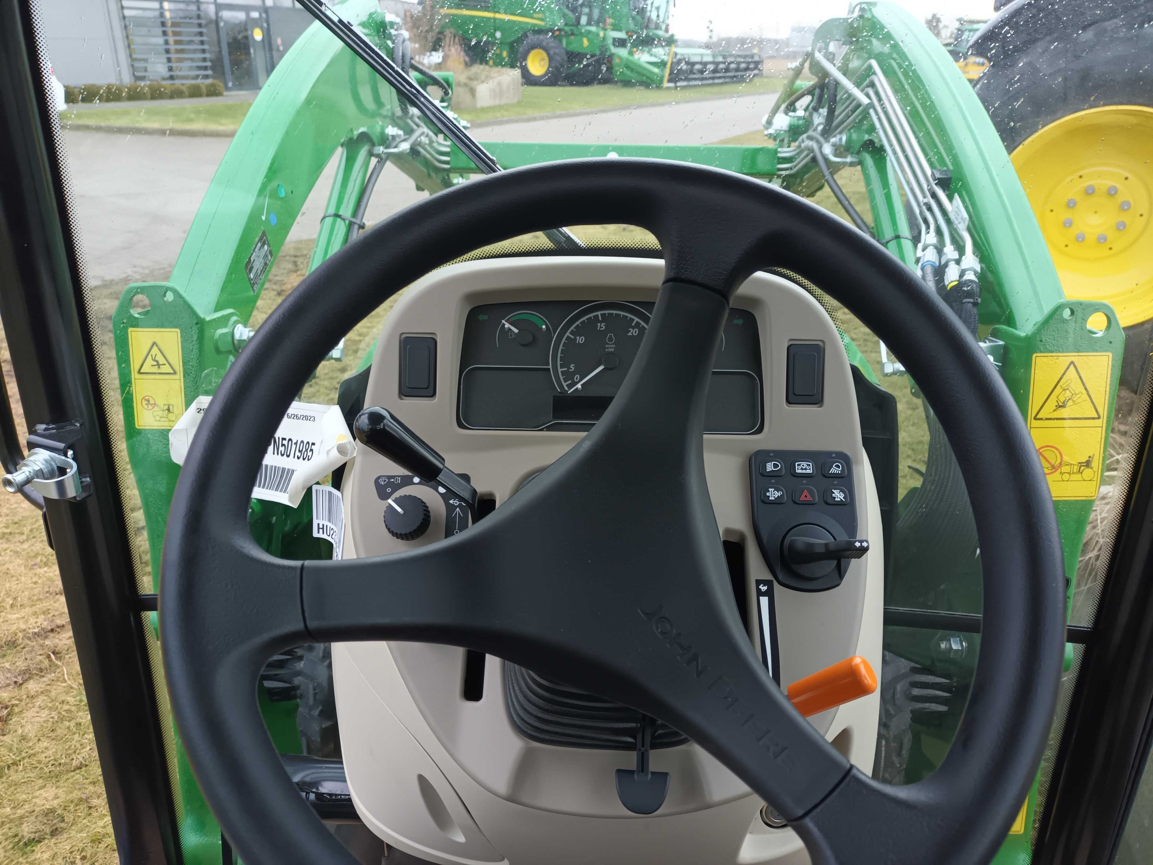 Nowy ciągnik kompaktowy John Deere 3046R