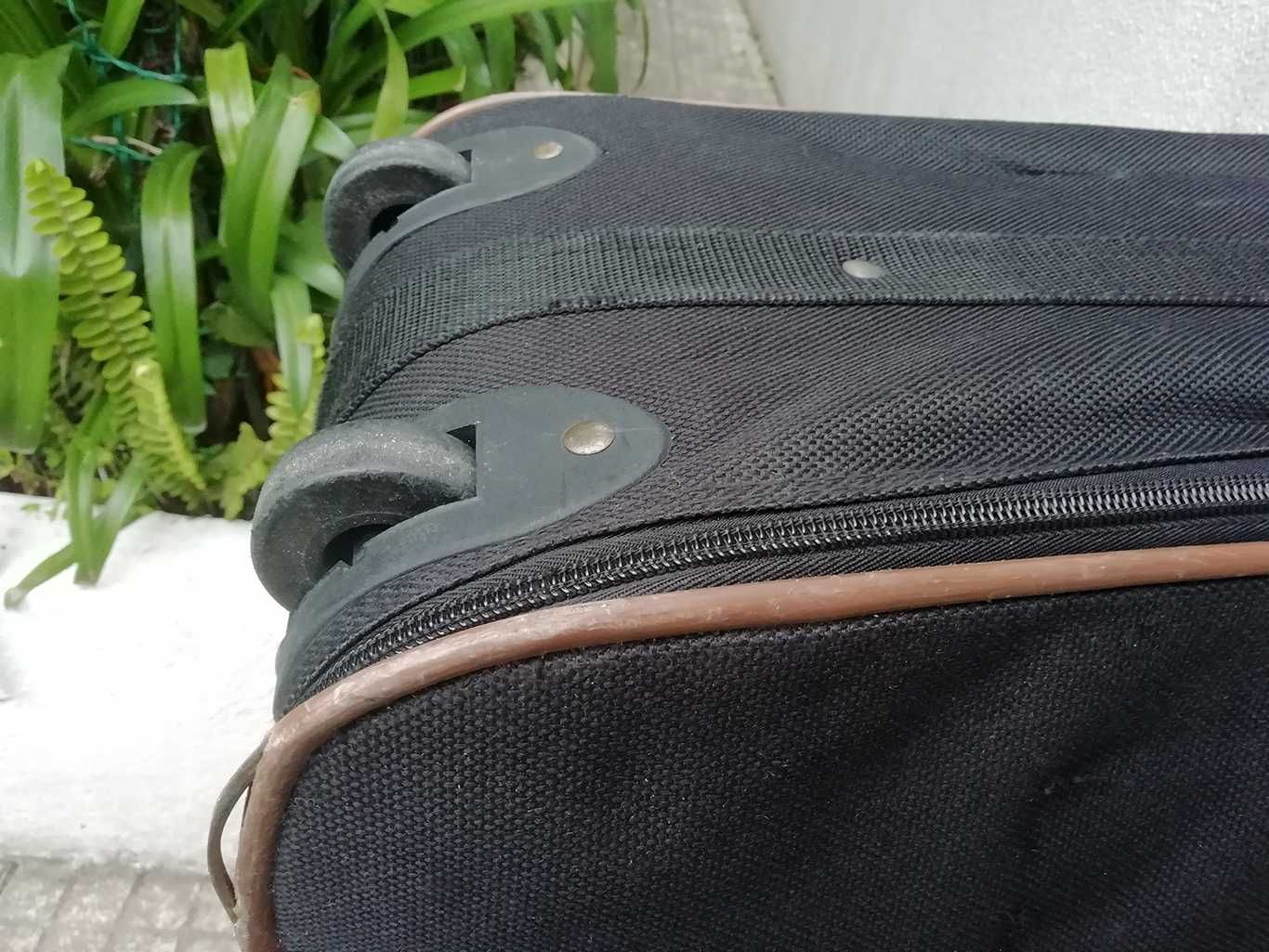 Mala Viagem Preta com rodas 75cm