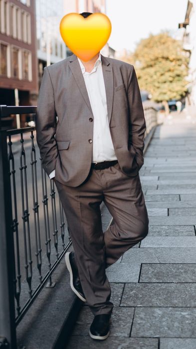 Классический костюм серо-коричневый