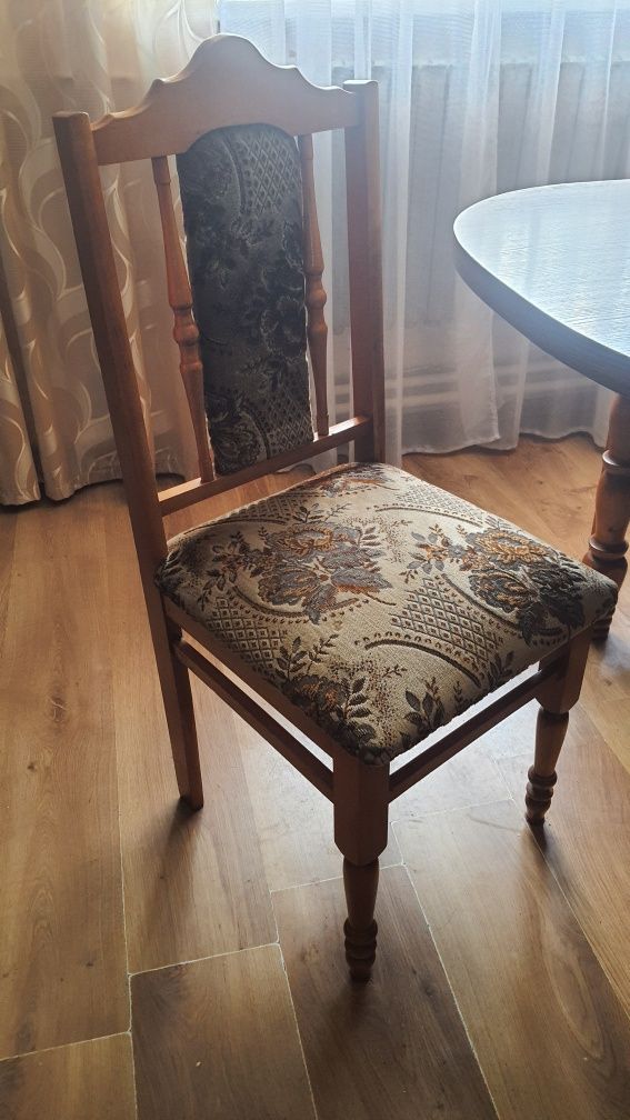 Stół rozkładany z 6 krzesłami