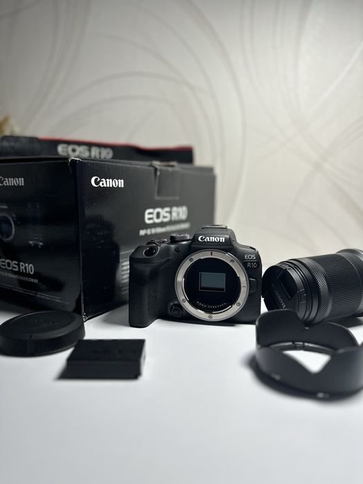 Продам Canon R10 с объективом RF-S 18–150 мм
