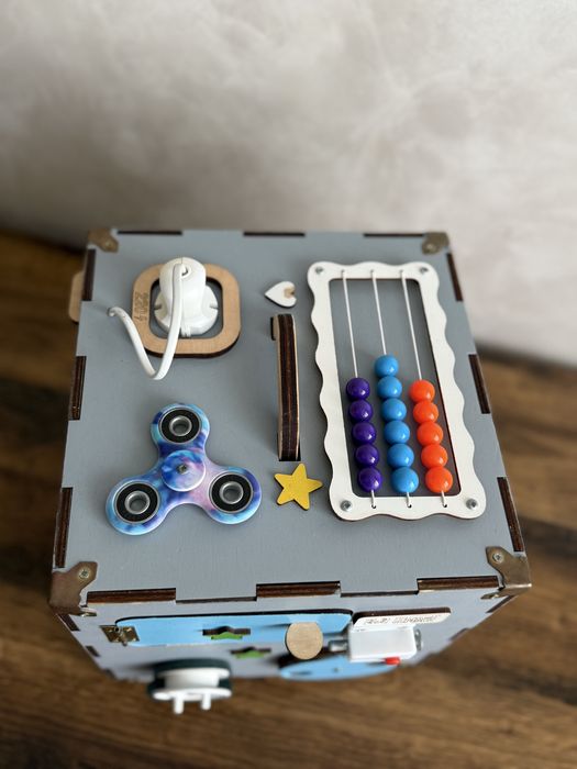 Бізікуб. Розвиваючі іграшки