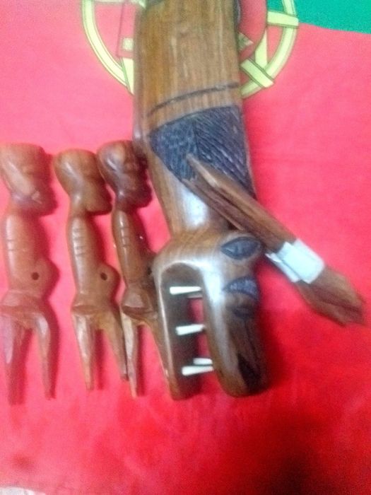 Arte africana em madeira.