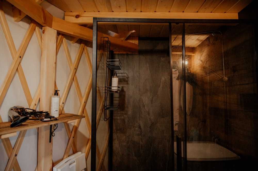 Jurta Dziki Jeleń z prywatnym jacuzzi i leśnym spa-Dzikolas glamping