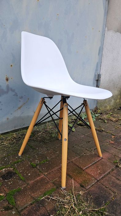 Krzesło 5 krzeseł plastikowych białych, stan bardzo dobry