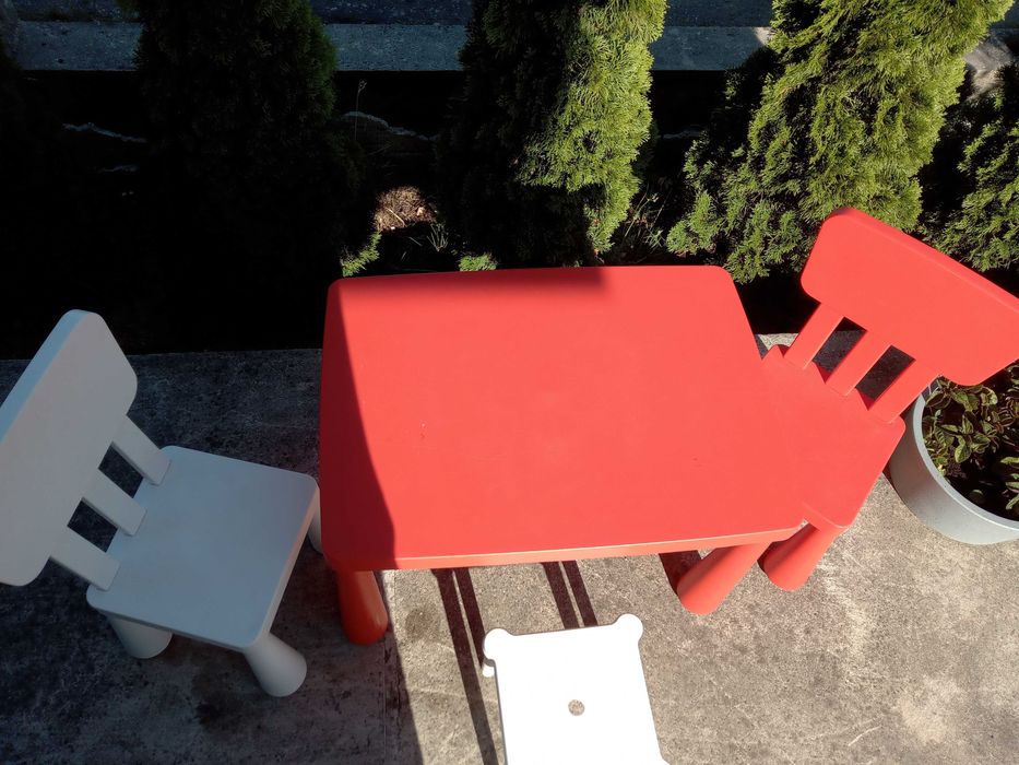 Stolik z krzesłami dla dzieci